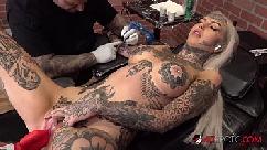 Amber luke si masturba mentre viene tatuato